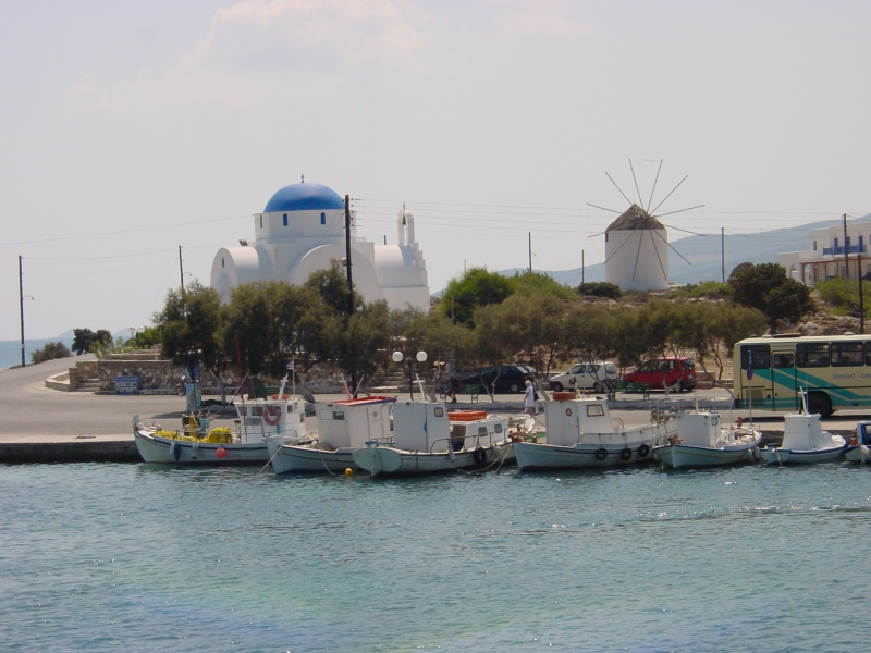 Antiparos Kirche Agia Nikolaos und Windmuehle bei Hafen.JPG -                                